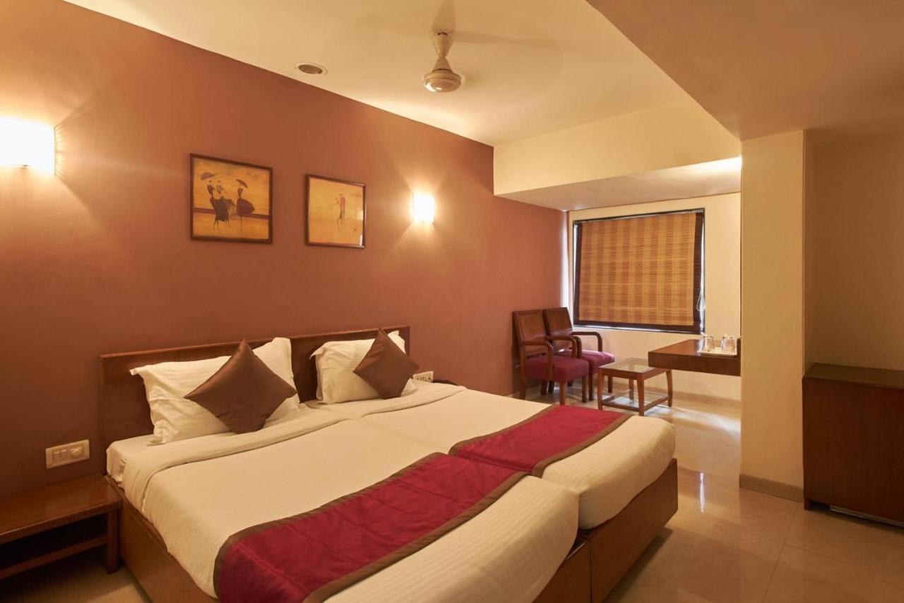 Sukh Hotel Mumbai Ngoại thất bức ảnh