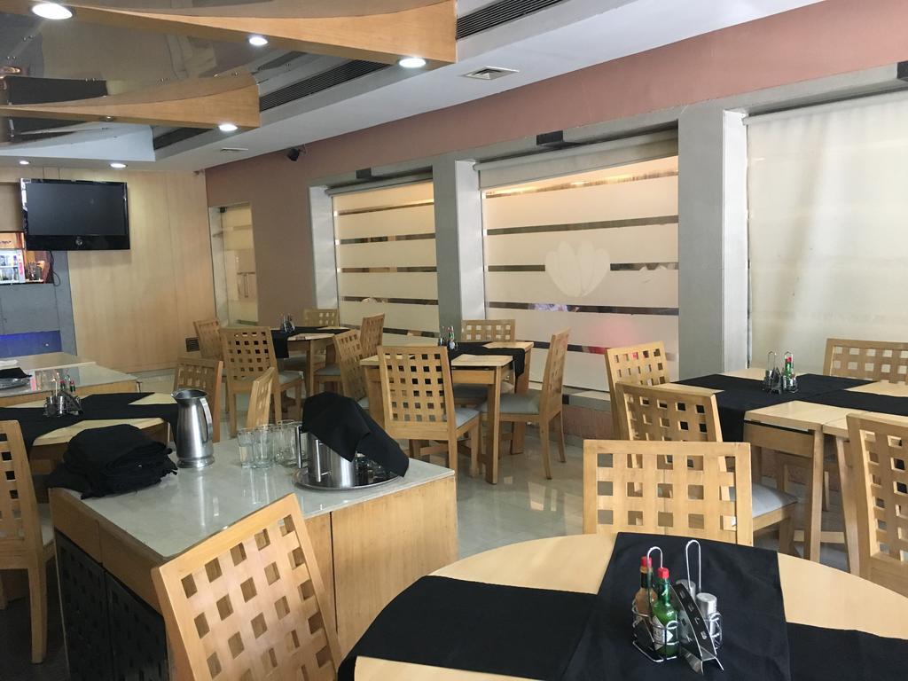 Sukh Hotel Mumbai Ngoại thất bức ảnh