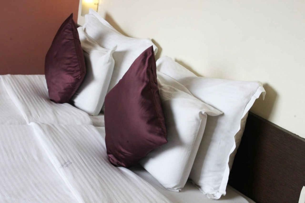 Sukh Hotel Mumbai Ngoại thất bức ảnh